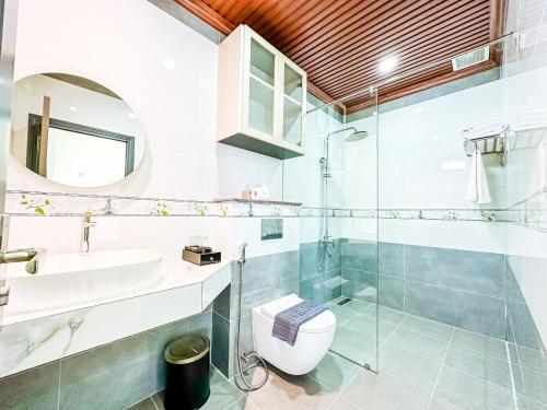 un baño con inodoro y lavabo en Lagi Ocean Home'S, en La Gi