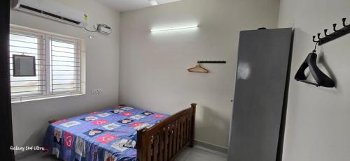 Ένα ή περισσότερα κρεβάτια σε δωμάτιο στο Happy chennai home stay