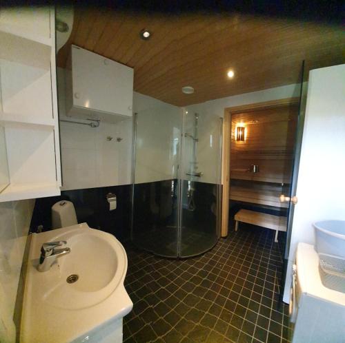 Et badeværelse på Villa kuukkeli paritalossa