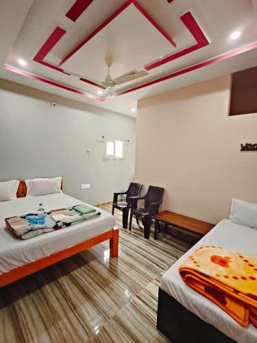 Ένα ή περισσότερα κρεβάτια σε δωμάτιο στο Sumathi homestay