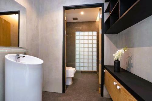 Koupelna v ubytování Nature-Inspired 2BR Duplex P12 with pool and gym