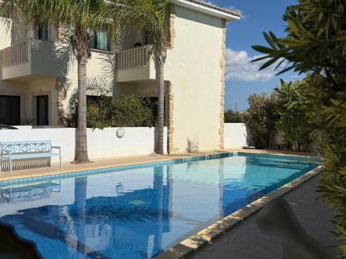 ein Swimmingpool vor einer Villa in der Unterkunft Agia Marina - Rural Retreat, Shared Pool & Parking in Avgorou