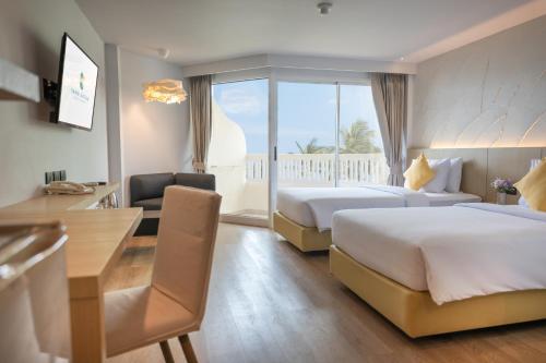 查汶苏梅岛那帖度假村的有两张床和一张书桌的酒店房间