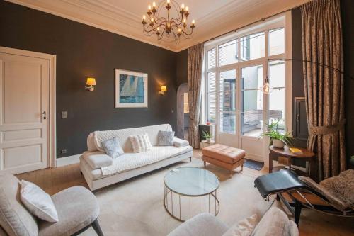 オーステンデにあるVilla Amandineのソファとテーブルのあるリビングルーム