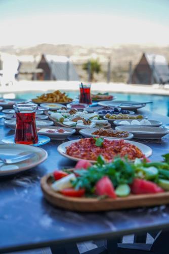 un tavolo blu con piatti di cibo sopra di Green Park Mardin Hotel 