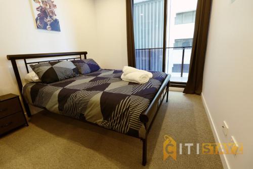 Postel nebo postele na pokoji v ubytování Sunny Yellow, 1Bd 1Bth 1Car Apt - Woden CBD