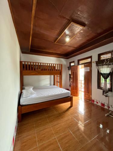 Ένα ή περισσότερα κρεβάτια σε δωμάτιο στο Sumatera Happy Track Tour Guest House