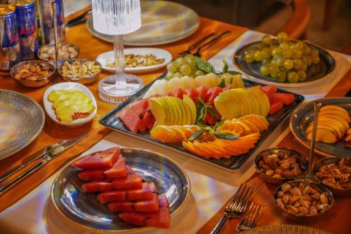 un tavolo con molti piatti di cibo sopra di Green Park Mardin Hotel 