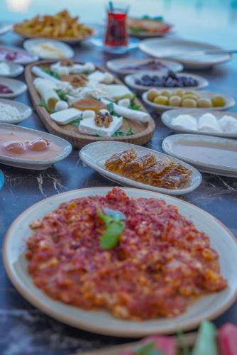 un tavolo con sopra piatti di cibo di Green Park Mardin Hotel 
