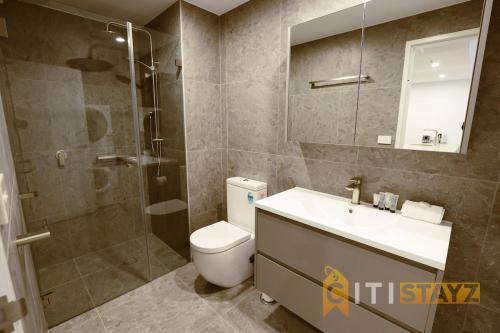 Koupelna v ubytování Sunny Yellow, 1Bd 1Bth 1Car Apt - Woden CBD