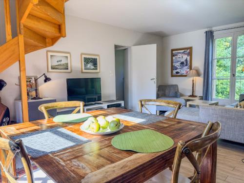 ベレームにあるJoli T3 au pied du Golf - The 19th Holeのダイニングルームテーブル(フルーツボウル付)