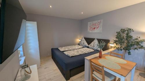 un salon avec un canapé et une table dans l'établissement Ferienunterkünfte Zwischen Meer & See, à Bansin