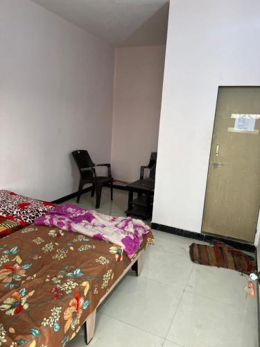 Ένα ή περισσότερα κρεβάτια σε δωμάτιο στο Rajdeep GUESTHOUSE