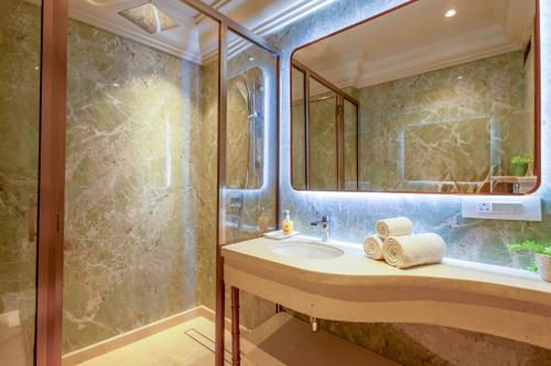 ニューデリーにあるJyoti Mahal - A Newly Renovated Heritage Hotel in the Centre of Delhi - Near New Railway Station & Connaught Placeの洗面台とシャワー付きのバスルーム