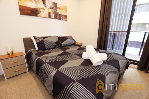 een slaapkamer met een bed, een ladekast en een raam bij Red Rose Retreat - 1bd 1bth 1CarSp Apt in Lyons