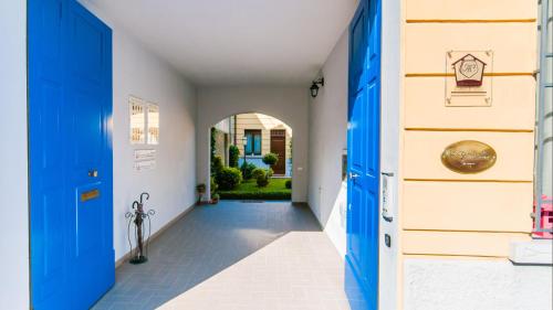 un corridoio di una casa con porte blu di Il Giardinetto Rooms a Ferrara