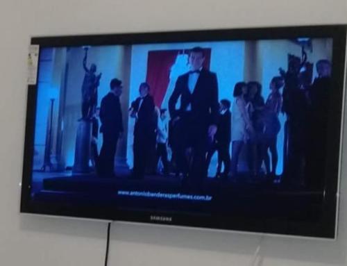 a television screen with a picture of a group of people at Natureza e conforto na Praia da Brisa in Pedra de Guaratiba