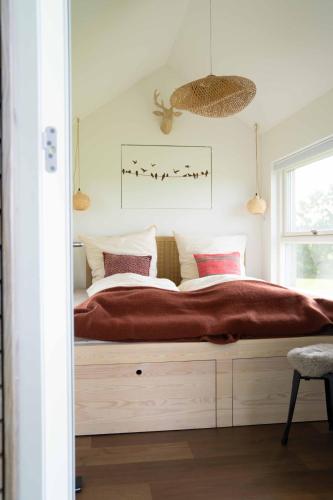 a bedroom with a large bed with red and white pillows at Studio Mini in Oersberg