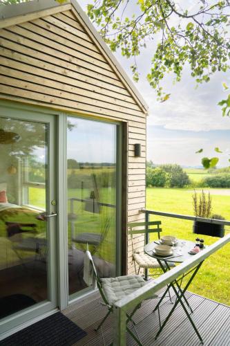 a patio with a table and chairs on a deck at Studio Mini in Oersberg