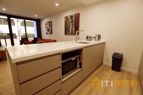 Kuchyň nebo kuchyňský kout v ubytování Ruby Red, 1Bd 1Bth Apt - Woden CBD