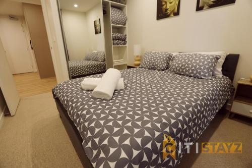 a bedroom with a large bed in a room at Ruby Red, 1Bd 1Bth Apt - Woden CBD in Phillip