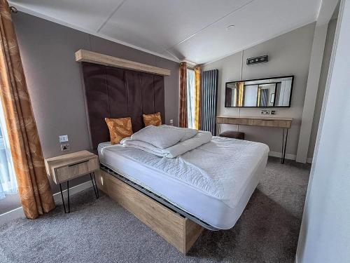 Postel nebo postele na pokoji v ubytování Stunning Lodge With Decking Nearby Hunstanton Beach, Sleeps 6 Ref 23215K