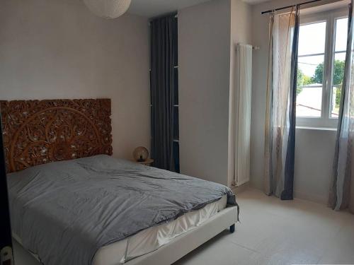 une chambre avec un lit et une grande fenêtre dans l'établissement Maison idéale à Mendionde pour 8 personnes, avec grand jardin et équipements modernes - FR-1-495-104, à Mendionde