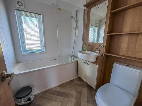 une salle de bain avec une baignoire, des toilettes et un lavabo dans l'établissement Beautiful Lodge With Decking In Hunstanton At Manor Park Ref 23195K, à Hunstanton