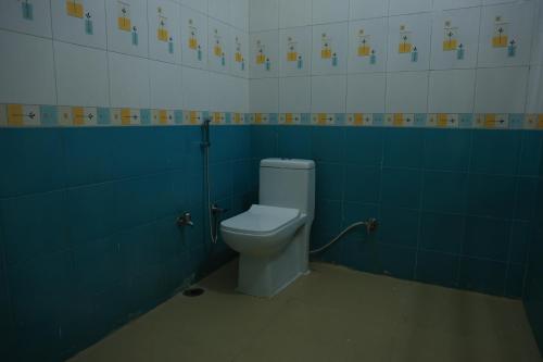 een badkamer met een toilet in een blauwe en witte muur bij The Lala Hotel and Resort in Pushkar