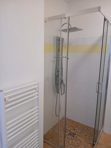 Bilik mandi di Centre historique Commerces et Plages 2 minutes tout à pieds