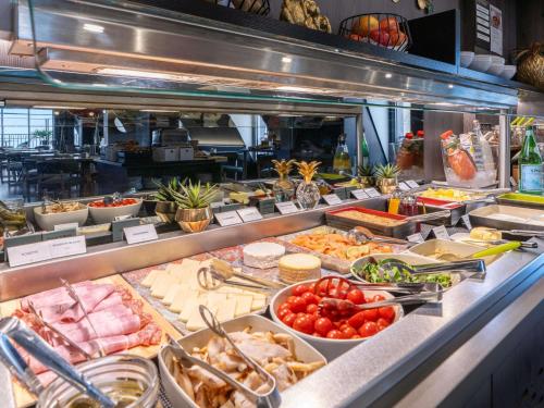 ホテルの敷地内または近くでの食事または食べ物