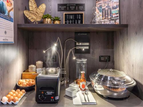 ドーヴィルにあるNovotel Deauville Plageのミキサーと卵が置かれたキッチンカウンター