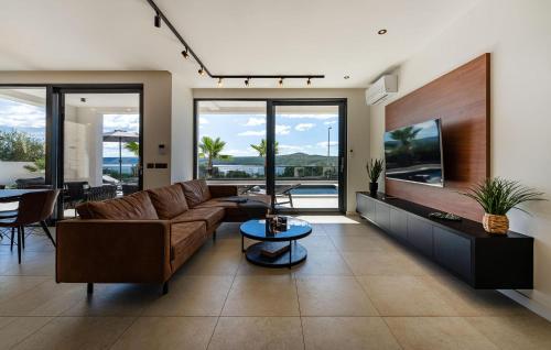 een woonkamer met een bank en een tafel bij Villa Sense in Posedarje