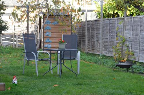 a table and two chairs in a yard at Quiet room in London
