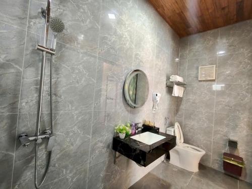 a bathroom with a shower and a sink and a toilet at Trang An Viet Anh Homestay in Nguyên Ngoại