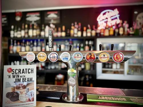 Drinks på Three Furlongs Bar-Grill-Hotel