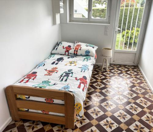 プレランにあるA 800 metres de la plage, maison de vacances, parking, terrasseの部屋の中にベッドがある小さな寝室