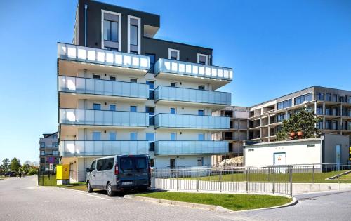 a van parked in front of a building at Perła Mórz 74 in Sianozety