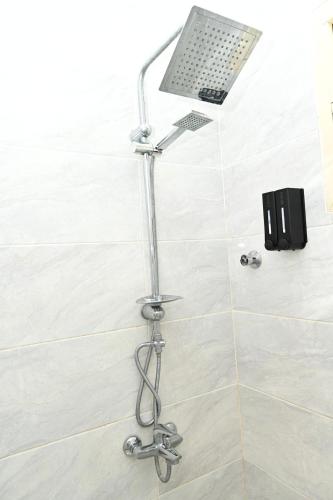 a shower in a bathroom with a laptop on the wall at قرطبه مودرن - قريبة من المطار in Riyadh