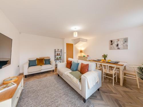 a living room with a couch and a table at Sandpiper Rest - Uk46781 in Ellington