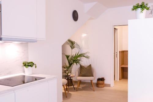 a kitchen with white cabinets and a table and chairs at Suite con spa privata disponibile su richiesta in Maso