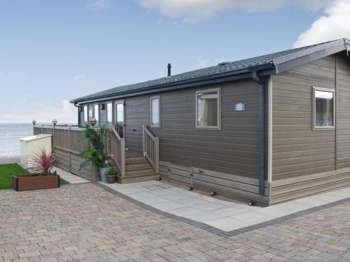 LlanddulasにあるSunset Lodgeの茶色の小屋