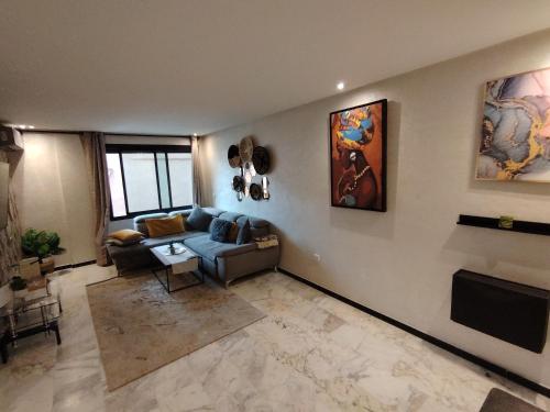 a living room with a couch and a table at Studio Centre Ville in Marrakech
