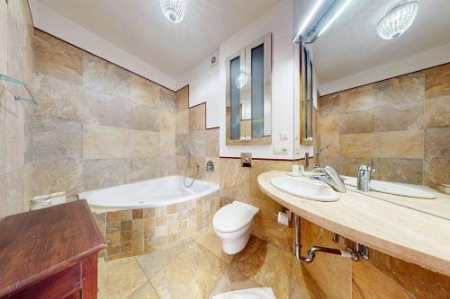 Et badeværelse på Rose Residence 2 Bedrooms, Terrace, Parking