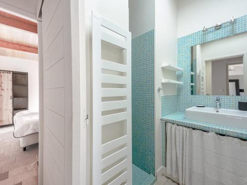 une salle de bain avec une porte blanche et un lavabo dans l'établissement Maison 5 chambres jusqu'à 10 pers - Proche Phare des Baleines - FR-1-835-17, à Saint-Clément-des-Baleines