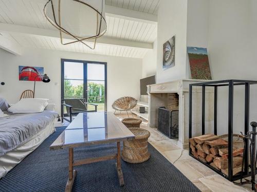 un salon avec un lit et une cheminée dans l'établissement Maison 5 chambres jusqu'à 10 pers - Proche Phare des Baleines - FR-1-835-17, à Saint-Clément-des-Baleines