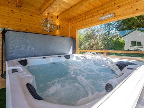 a jacuzzi tub in the back of a house at Sea Breezes in Anderby