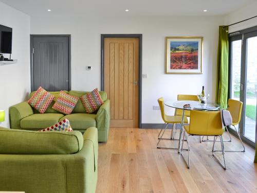 GermoeにあるKatalumaのソファとテーブルのあるリビングルーム