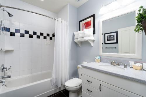 Un baño con lavabo, bañera e inodoro. en Harbour House at the Inn 315, en Fort Myers Beach