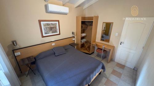 a bedroom with a blue bed in a room at Posada Del Sol - Complejo de Cabañas in Junín